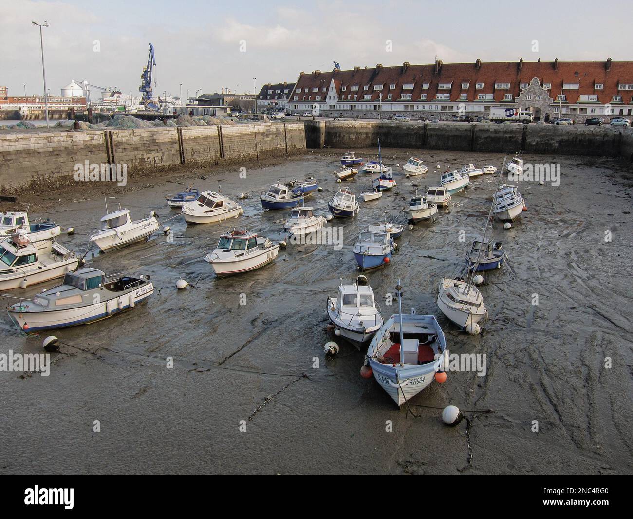 Muchos barcos encallan en la costa con la marea baja en Calais, Francia. Foto de stock