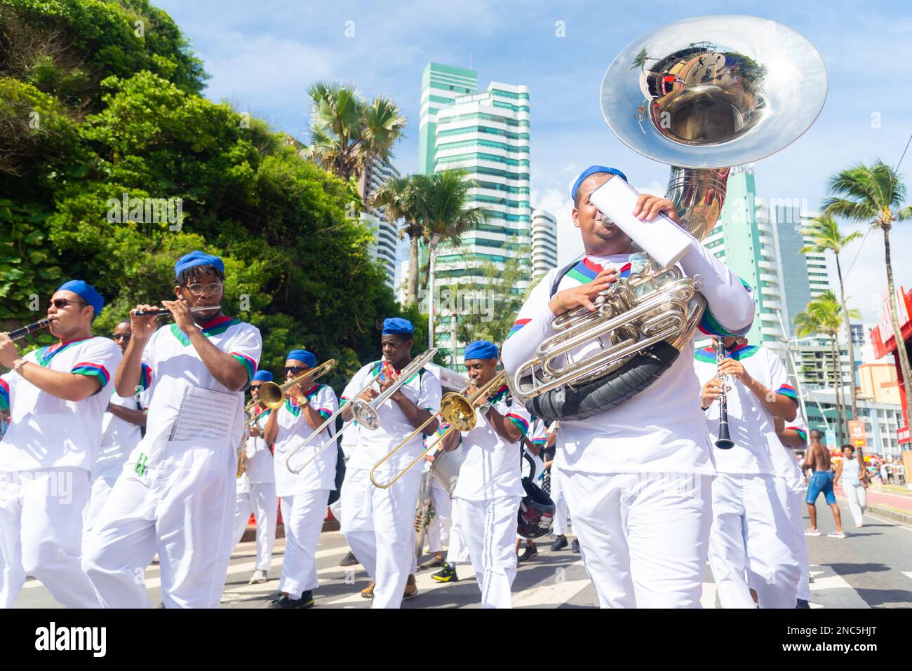 RIO DE JANEIRO - CIRCA Febrero, 2018: una brass band en camisetas del  carnaval conocida como abadás lidera la banda de Ipanema fiesta en la calle  a lo largo de la playa