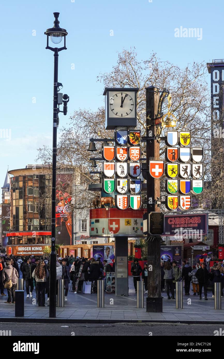 Reloj suizo Glockenspiel con campanas en Leicester Square, Londres Inglaterra Reino Unido Reino Unido Foto de stock