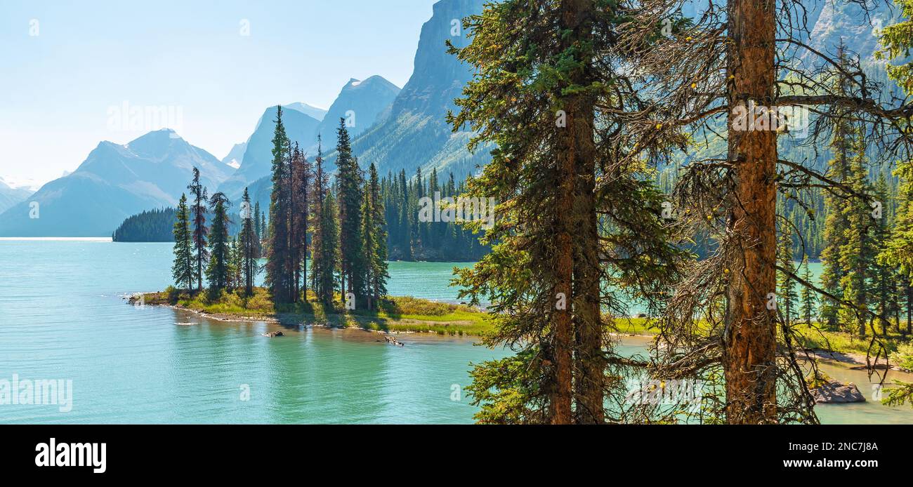 Spirit Island con panorama del lago Maligne, parque nacional Jasper, Alberta, Canadá. Foto de stock