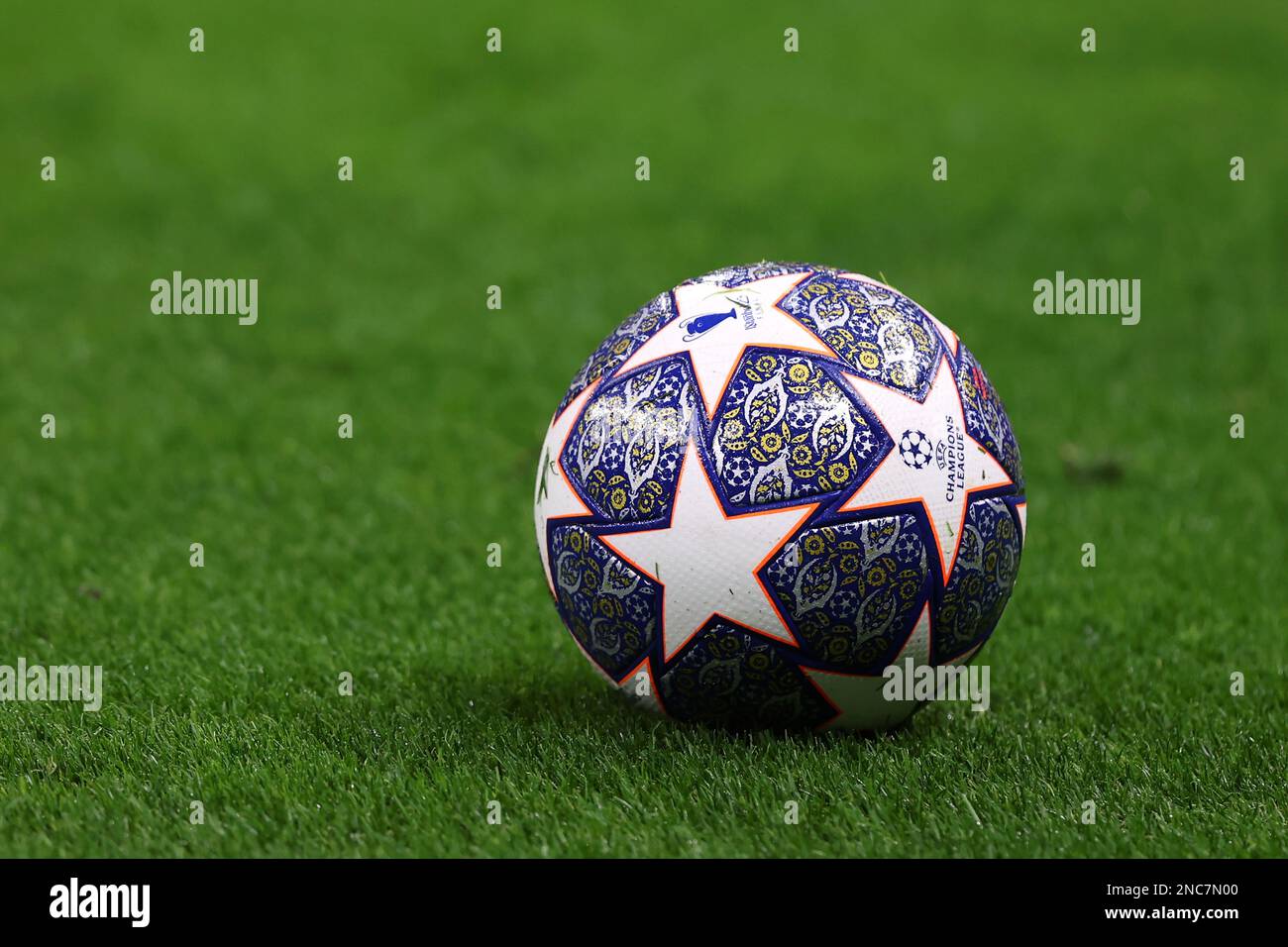 El balón oficial de la final de la Liga de Campeones de Estambul 2023 de  Adidas durante los dieciséis partidos de ida de la UEFA Champions League en  el Estadio San Siro,