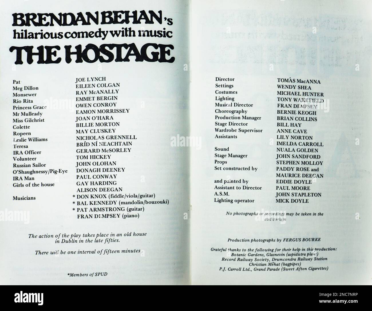 Lista de reparto para la producción de 1981 de El rehén de Brendan Behan, en el Abbey Theatre, Dublín, Irlanda. Director Tomás MacAnna. Foto de stock