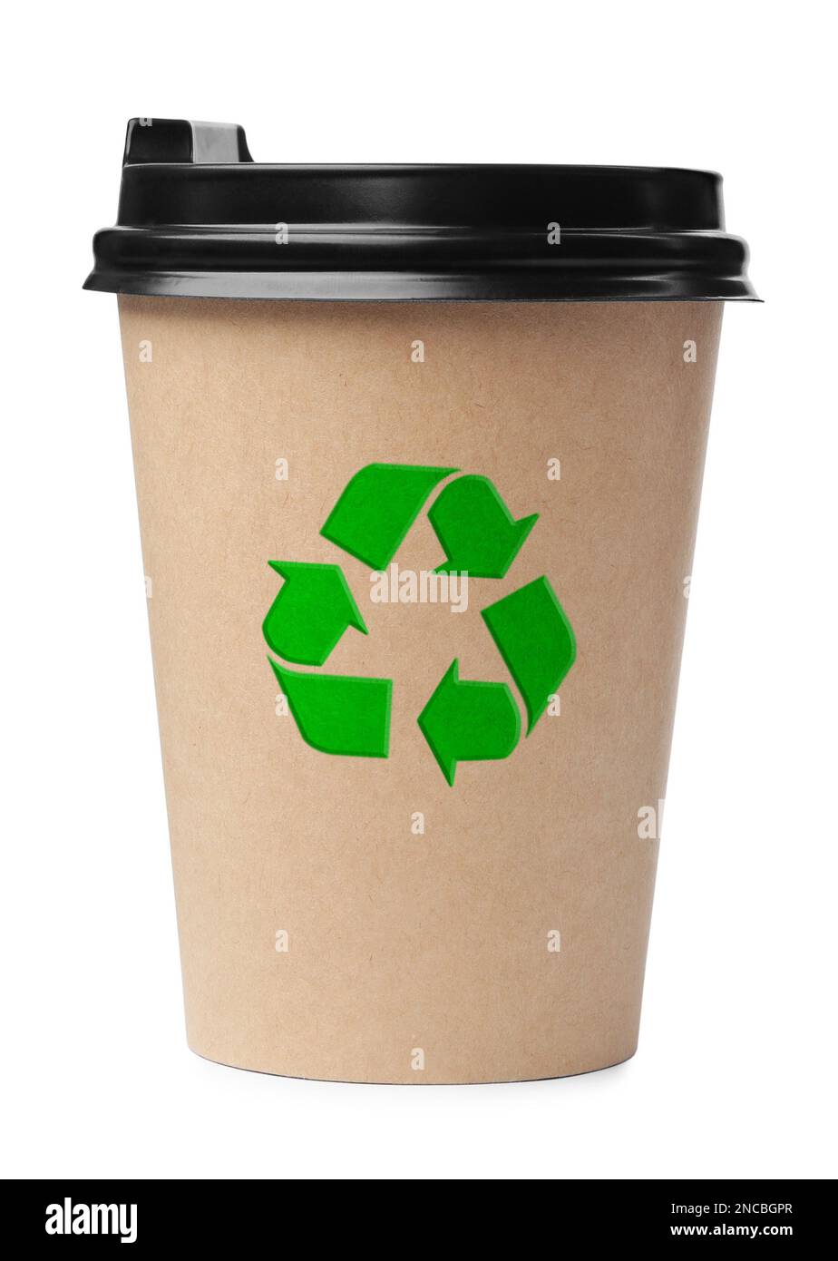 Taza de café de papel para llevar con símbolo de reciclaje sobre fondo