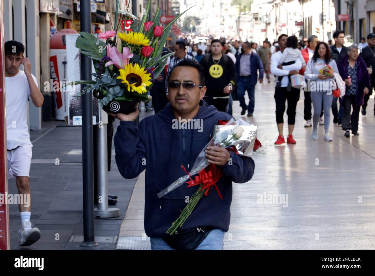 14 de febrero de 2023, Ciudad de México, México: Algunas personas con  regalos y flores para él celebran el Día de San Valentín en la Ciudad de  México. El 14 de febrero