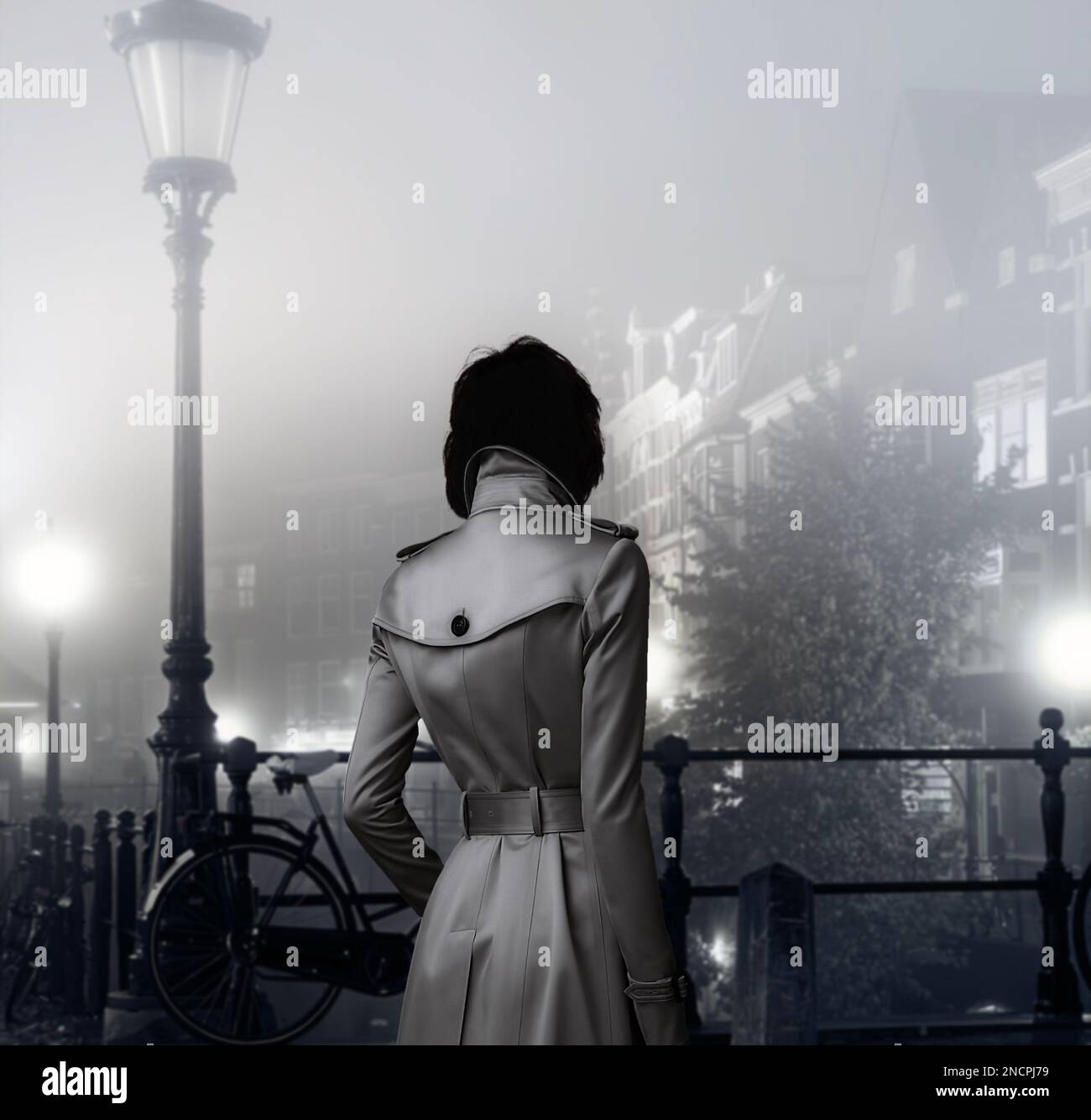 Silueta en blanco y negro de una mujer perdida en la niebla Foto de stock
