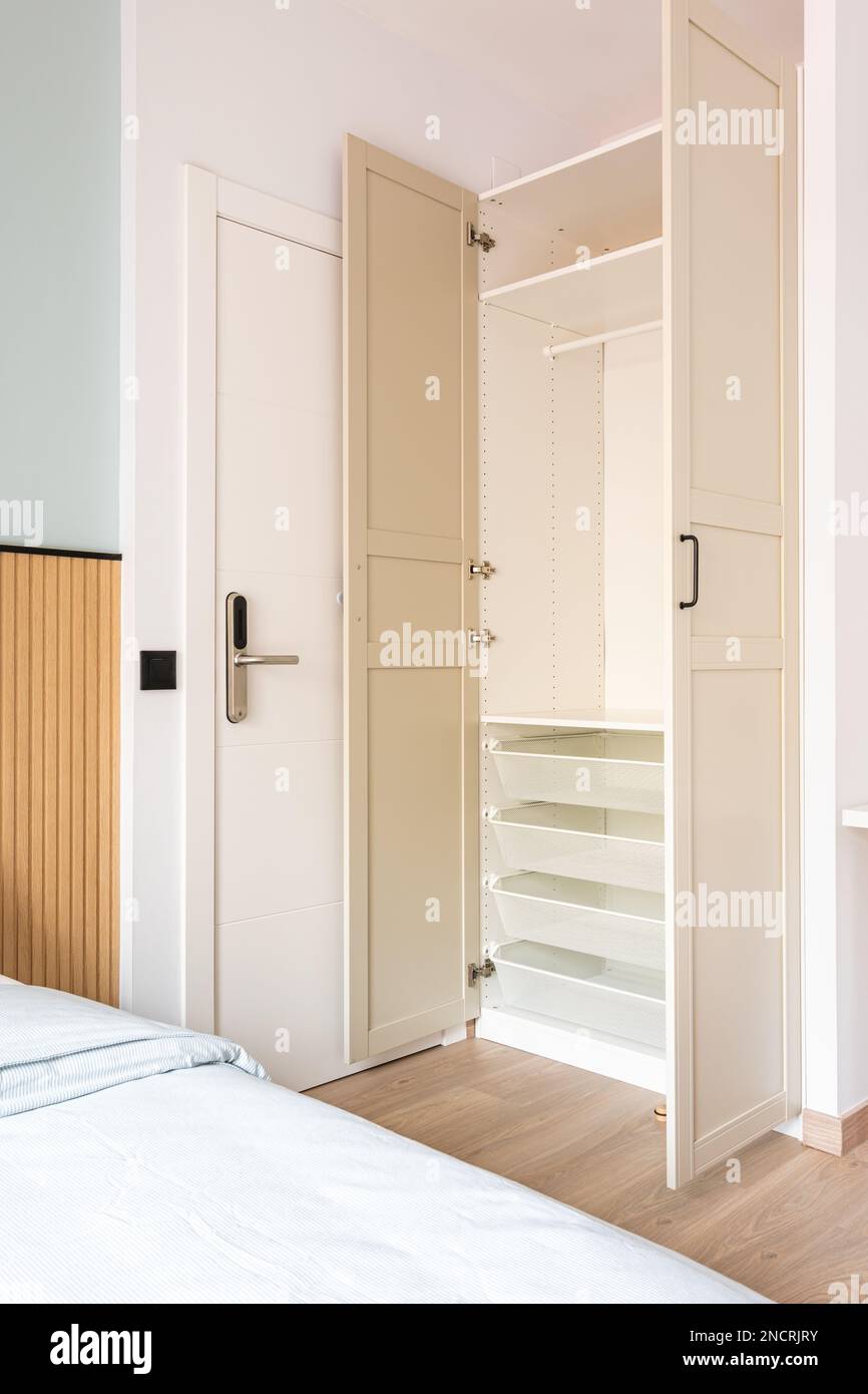 Puerta abierta del armario empotrado en el dormitorio, casa del Reino Unido  Fotografía de stock - Alamy