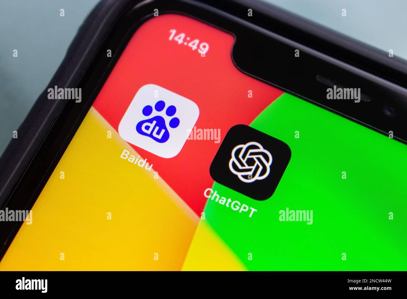 Iconos de Baidu y ChatGPT vistos en un iPhone. Baidu inc. Desarrolla ERNIE  Bot, un proyecto de chatbot de IA al estilo ChatGPT basado en su tecnología  ERNIE Model Fotografía de stock -