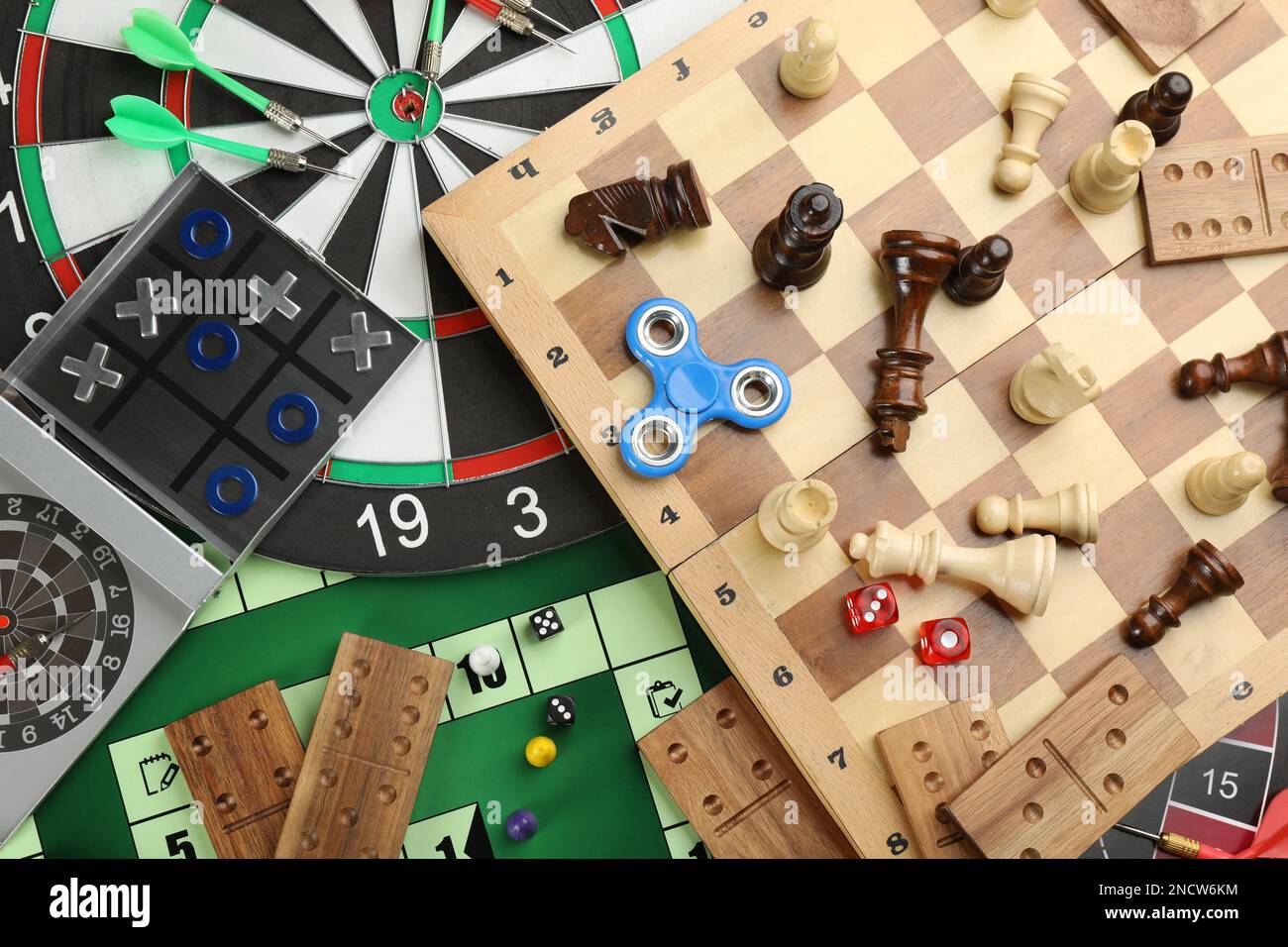 Diferentes tipos de juegos de mesa y sus componentes como fondo, vista  superior Fotografía de stock - Alamy