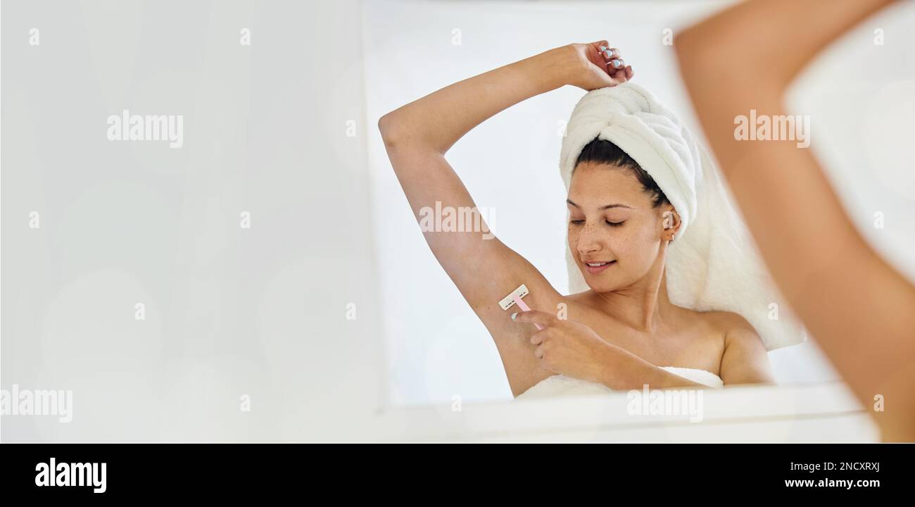 Cuarto de baño, depilación y mujer afeitándose la axila después de una ducha  para eliminar el vello o depilación. Higiene, cuidado personal y mujer sana  con una afeitadora Fotografía de stock -