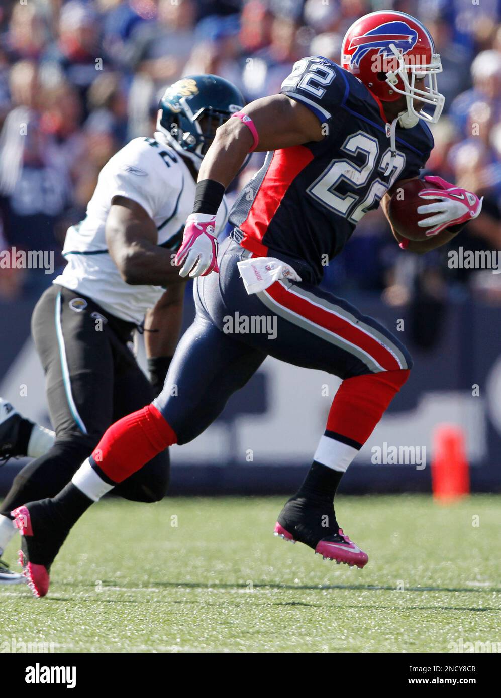 Buffalo Bills Fred Jackson (22) rushing in this NFL football game between  the Buffalo Bills and Jacksonville Jaguars at Municipal Stadium in  Jacksonville, Florida. The Jaguars defeated the Bills 29-28. (Credit Image:  ©