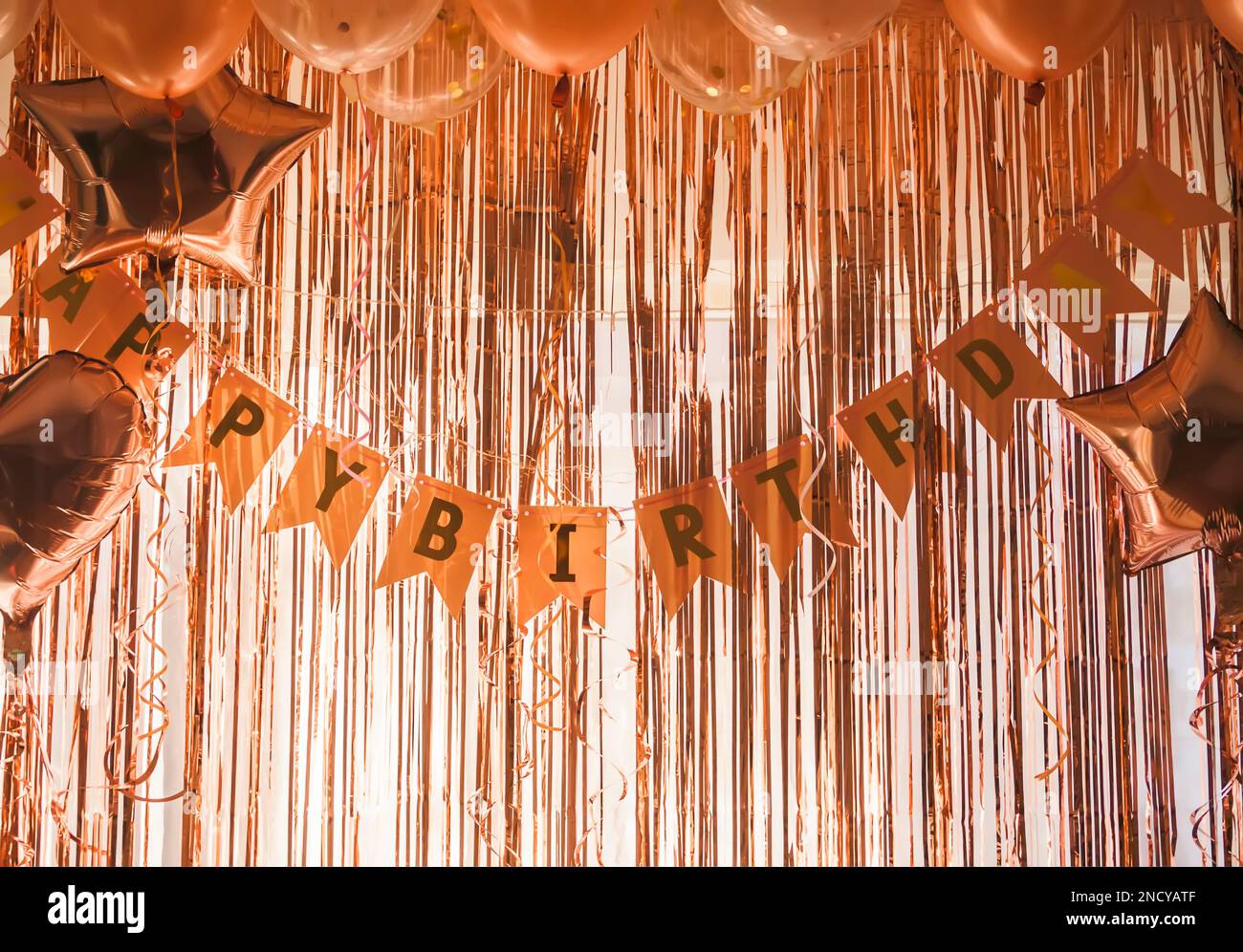 Decoración de fiesta de cumpleaños. Cortinas de aluminio y bolas. Acogedora  decoración interior del hogar para la celebración Fotografía de stock -  Alamy