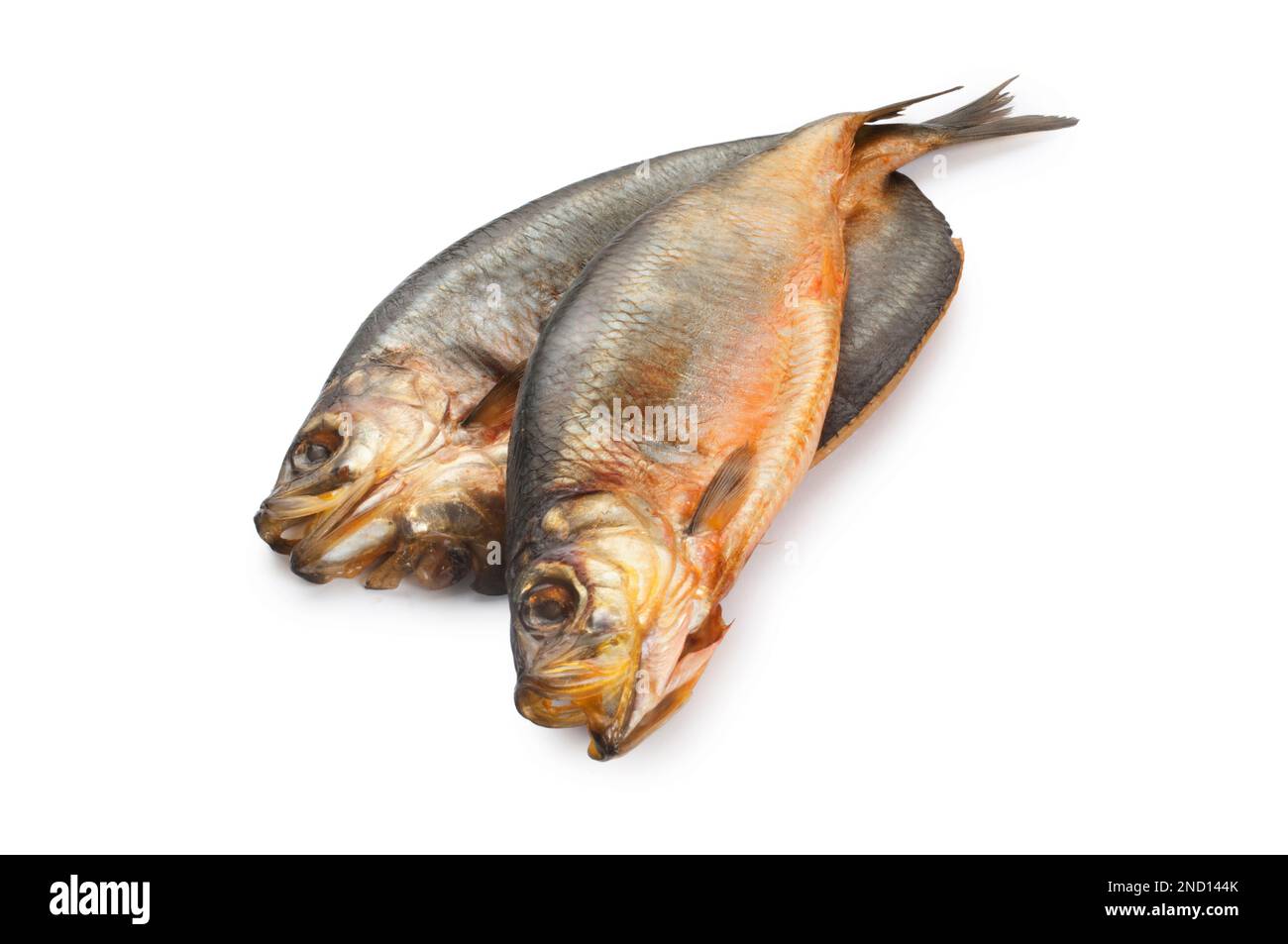 Tiro de estudio de kippers naturalmente ahumados cortados contra un fondo blanco - John Gollop Foto de stock