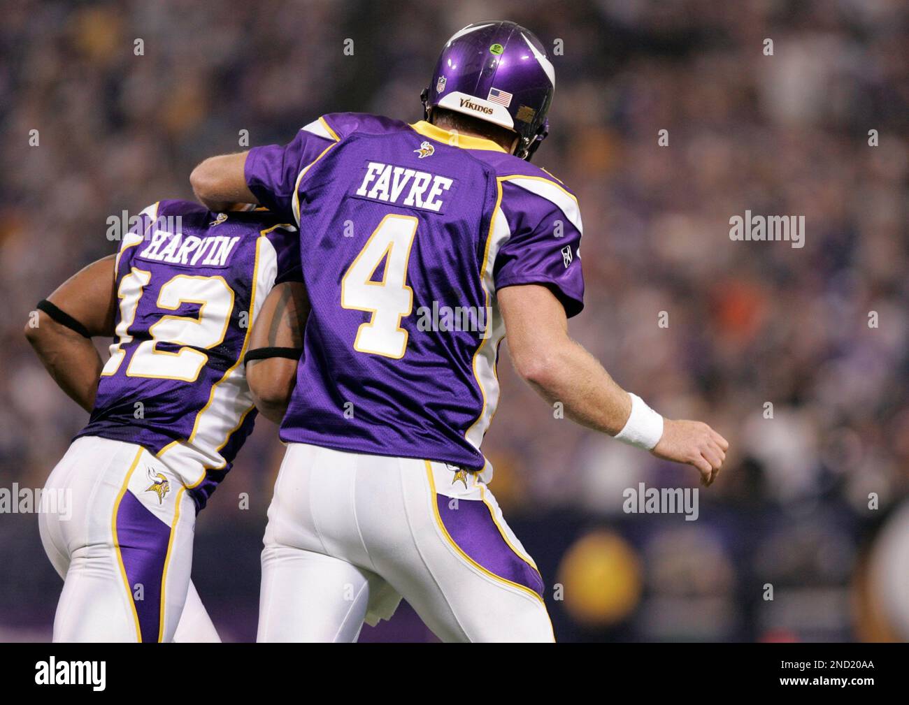 Minnesota Vikings quarterback Brett Favre (4) and Minnesota Vikings wide receiver Percy Harvin
