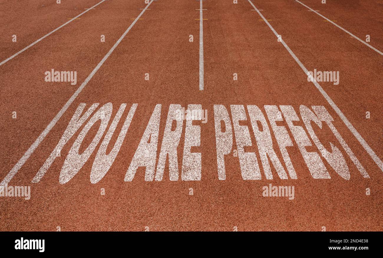 Usted es perfecto escrito en la pista de correr, nuevo concepto en el