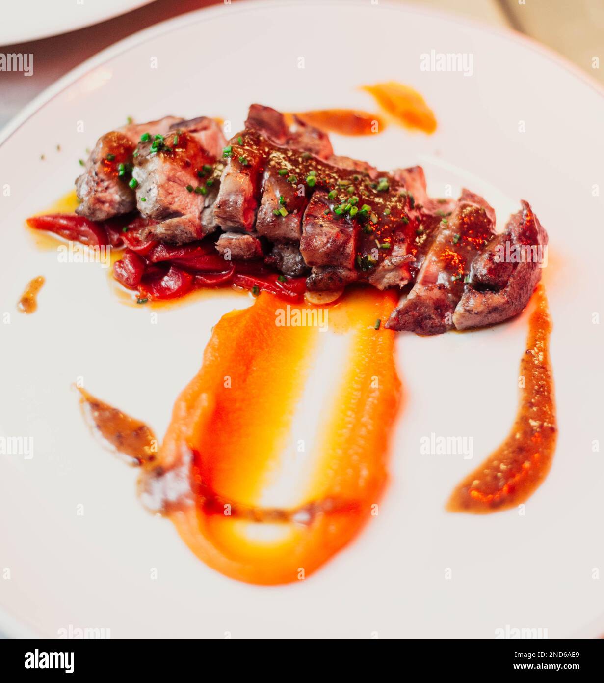 Solomillo de ternera asada al horno muy tierno con salsa de zanahoria  Fotografía de stock - Alamy