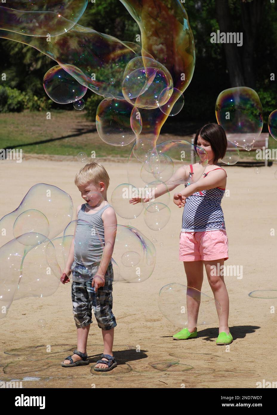 Niños jugando con burbujas de jabon fotografías e imágenes de alta  resolución - Página 5 - Alamy