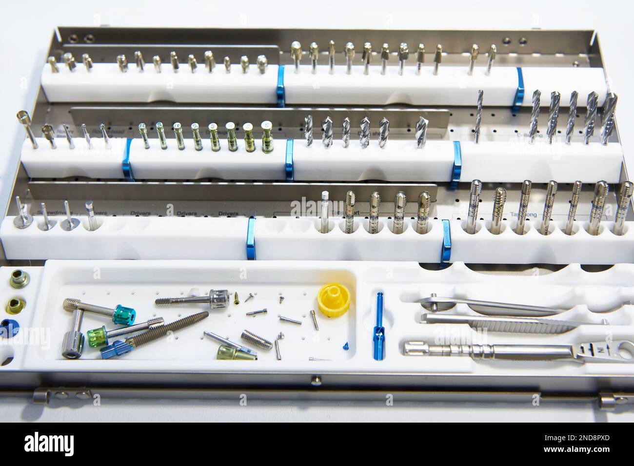 Taladros y accionamientos dentales en caja de herramientas Foto de stock