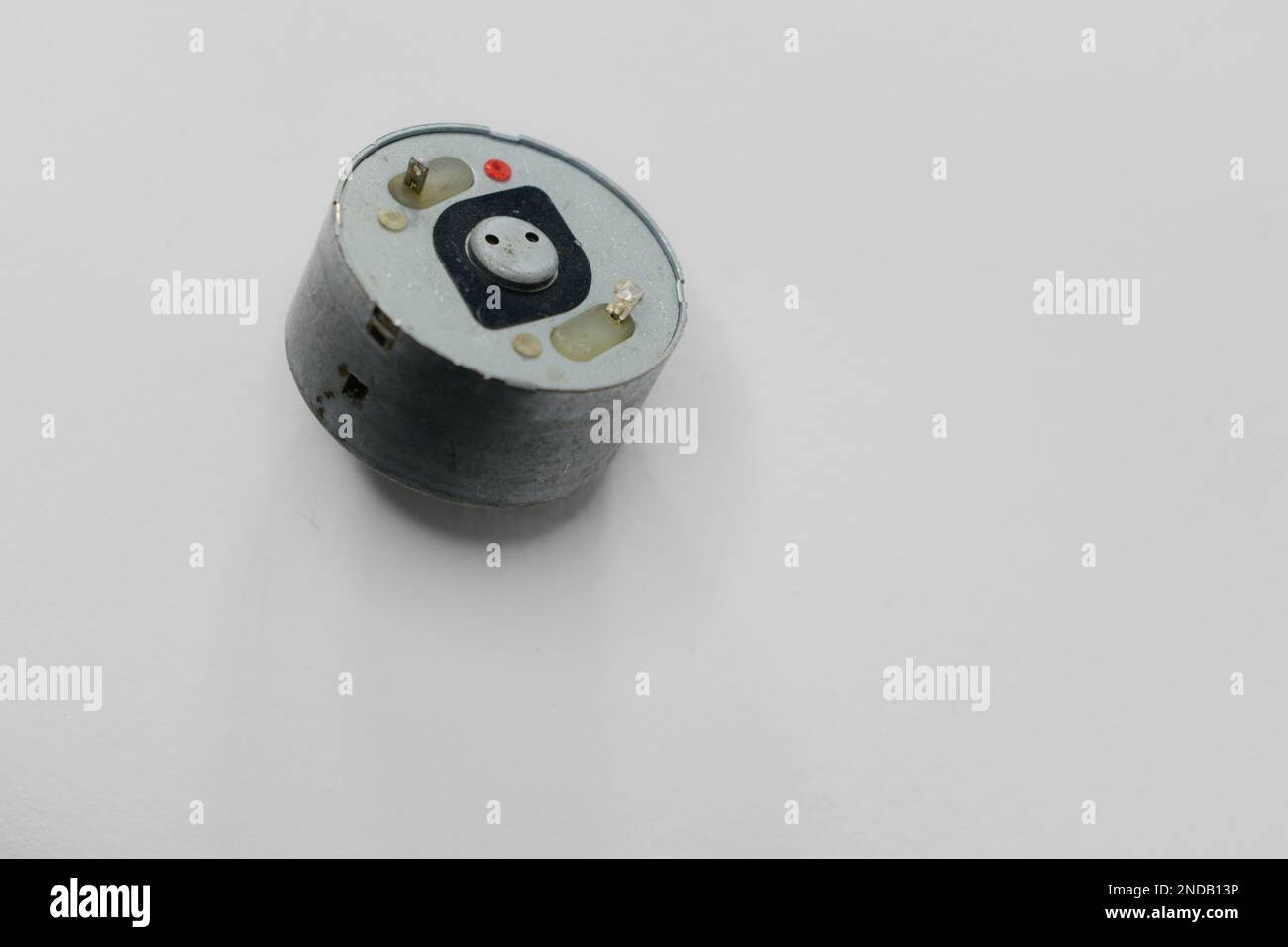 Juguete motor dc o motor eléctrico pequeño usado en pequeño el sistema  electrónico con el terminal faltante se mantiene en la mano sobre blanco  antecedentes Fotografía de stock - Alamy
