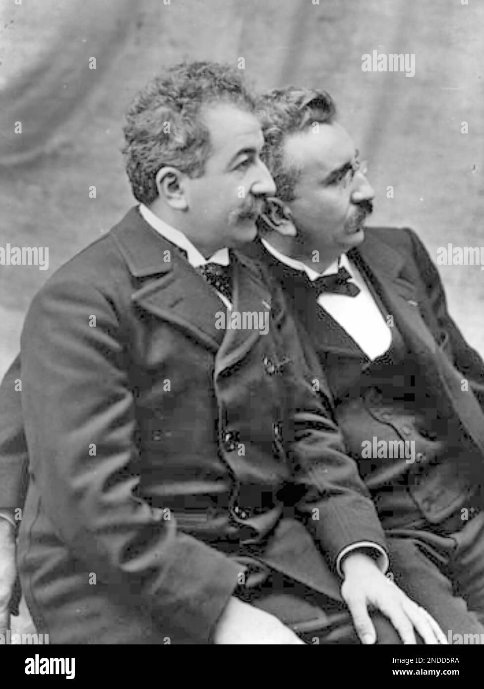 HERMANOS LUMIÈRE pioneros franceses del cinerma -mnAuguste a la izquierda con su hermano Louis Foto de stock