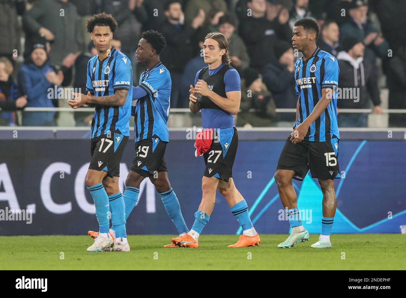 Brujas, Bélgica. 15th de febrero de 2023. Los jugadores del club se ven  abatidos tras un partido de fútbol entre el belga Club Brugge KV y el  portugués Sport Lisboa e Benfica,