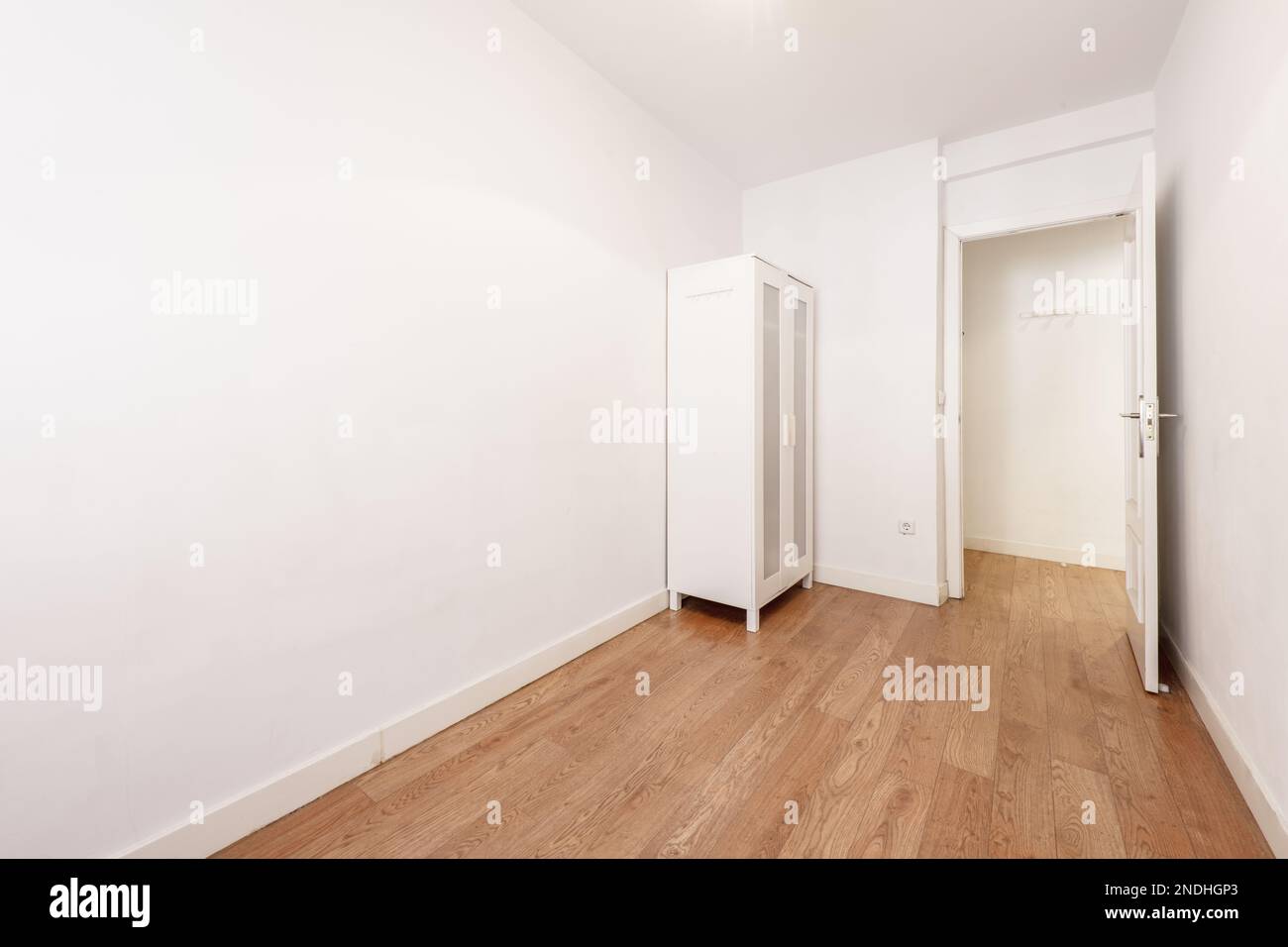 Interior de dormitorio con armario blanco vacío contra paredes
