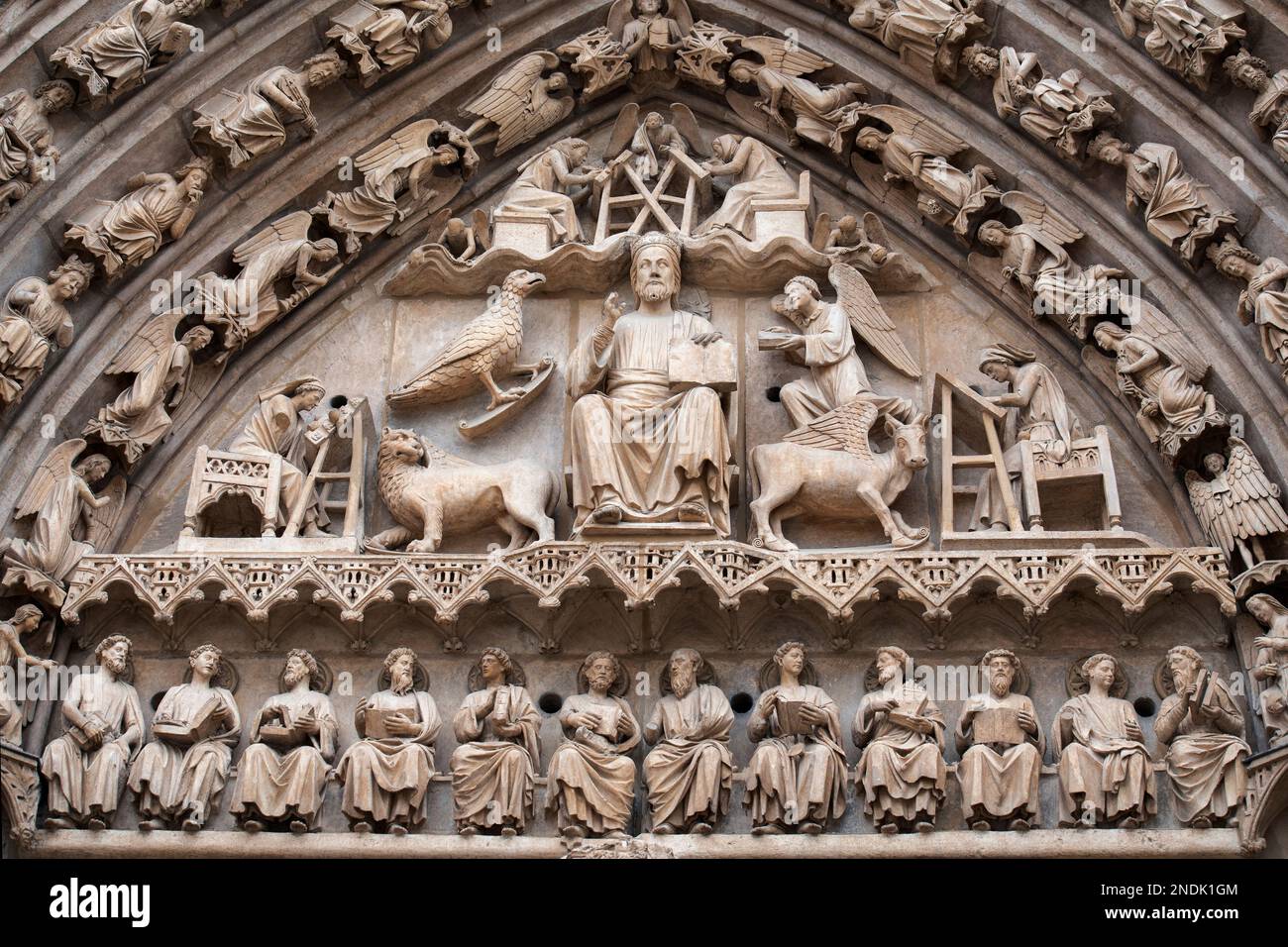 Tímpano que muestra a Jesús como Pantocrator que muestra el Libro de la Ley, fachada del Sarmental, Catedral de Santa María de Burgos (Patrimonio de la Humanidad de la UNESCO S Foto de stock