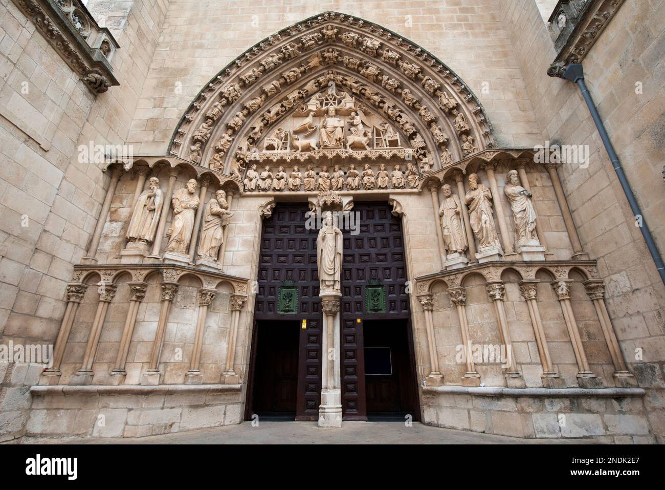 Puertas con tímpano que muestran a Jesús como Pantocrátor que muestra el Libro de la Ley, fachada del Sarmental, Catedral de Santa María de Burgos (Unesco Mundo Foto de stock