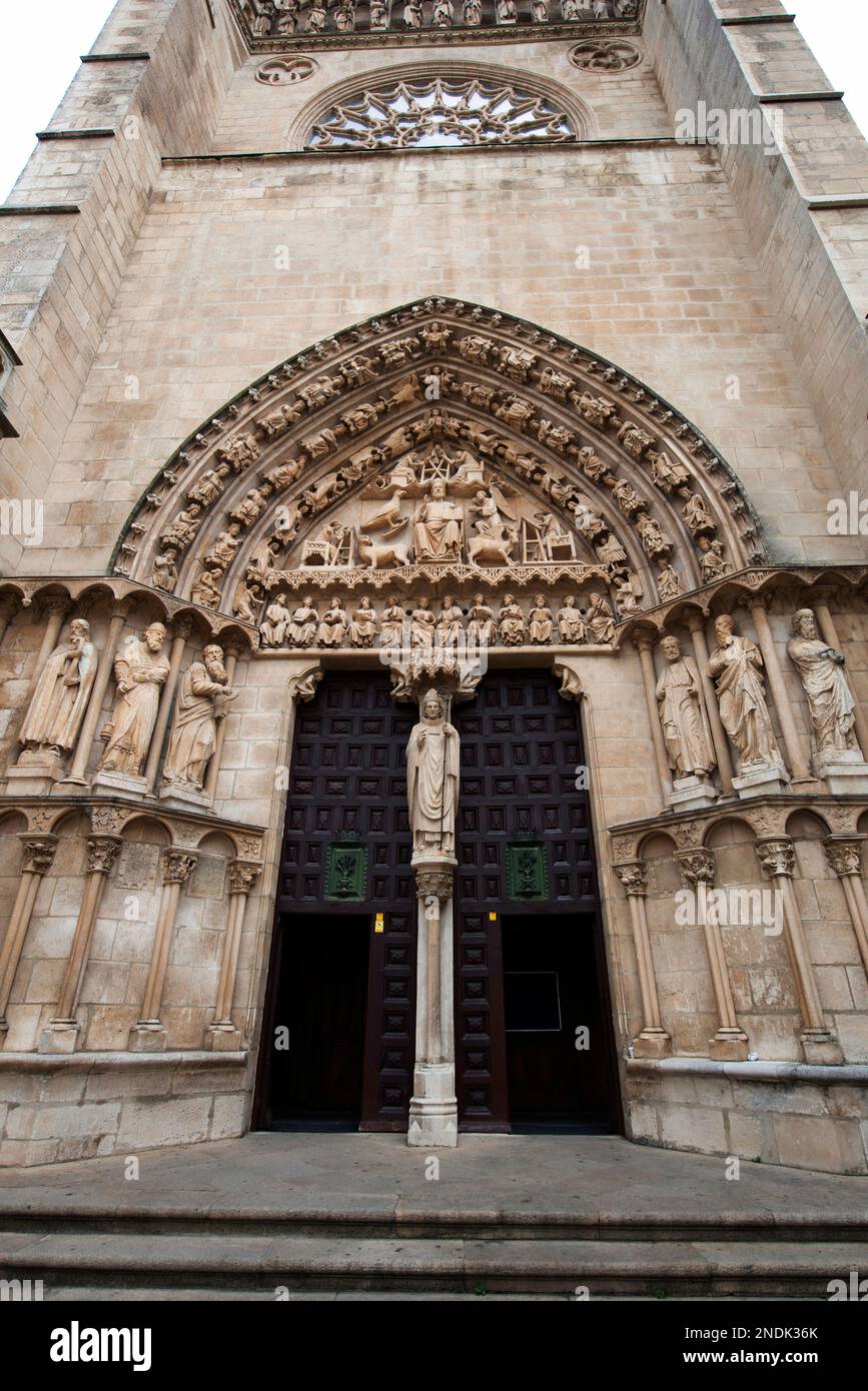 Puertas con tímpano que muestran a Jesús como Pantocrátor que muestra el Libro de la Ley, fachada del Sarmental, Catedral de Santa María de Burgos (Unesco Mundo Foto de stock