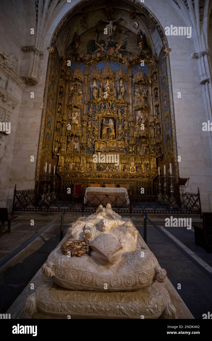Sepulcro de alabastro del Obispo Alonso Luis Osorio de Acuña con retablo de árbol de Jesé, padre del rey David, en el fondo, la Capilla de Santa Ana, Catedral Foto de stock