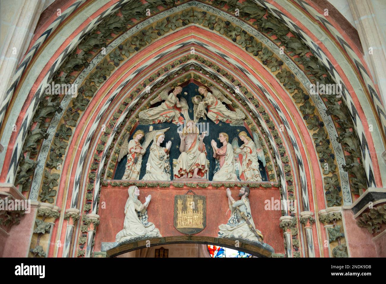Tímpano de Jesucristo entronizado con María, santa y ángeles, claustros, Catedral de Santa María de Burgos (Patrimonio de la Humanidad por la UNESCO), Burgos, C Foto de stock