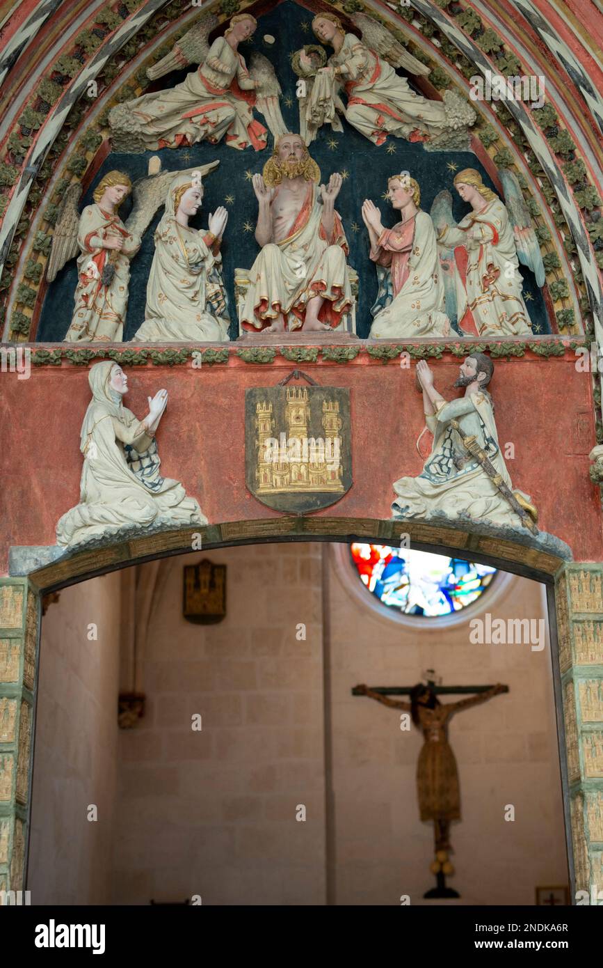 Tímpano de Jesucristo entronizado con María, un santo y ángeles con Jesús en crucifijo de fondo, claustros, Catedral de Santa María de Burgos (U Foto de stock