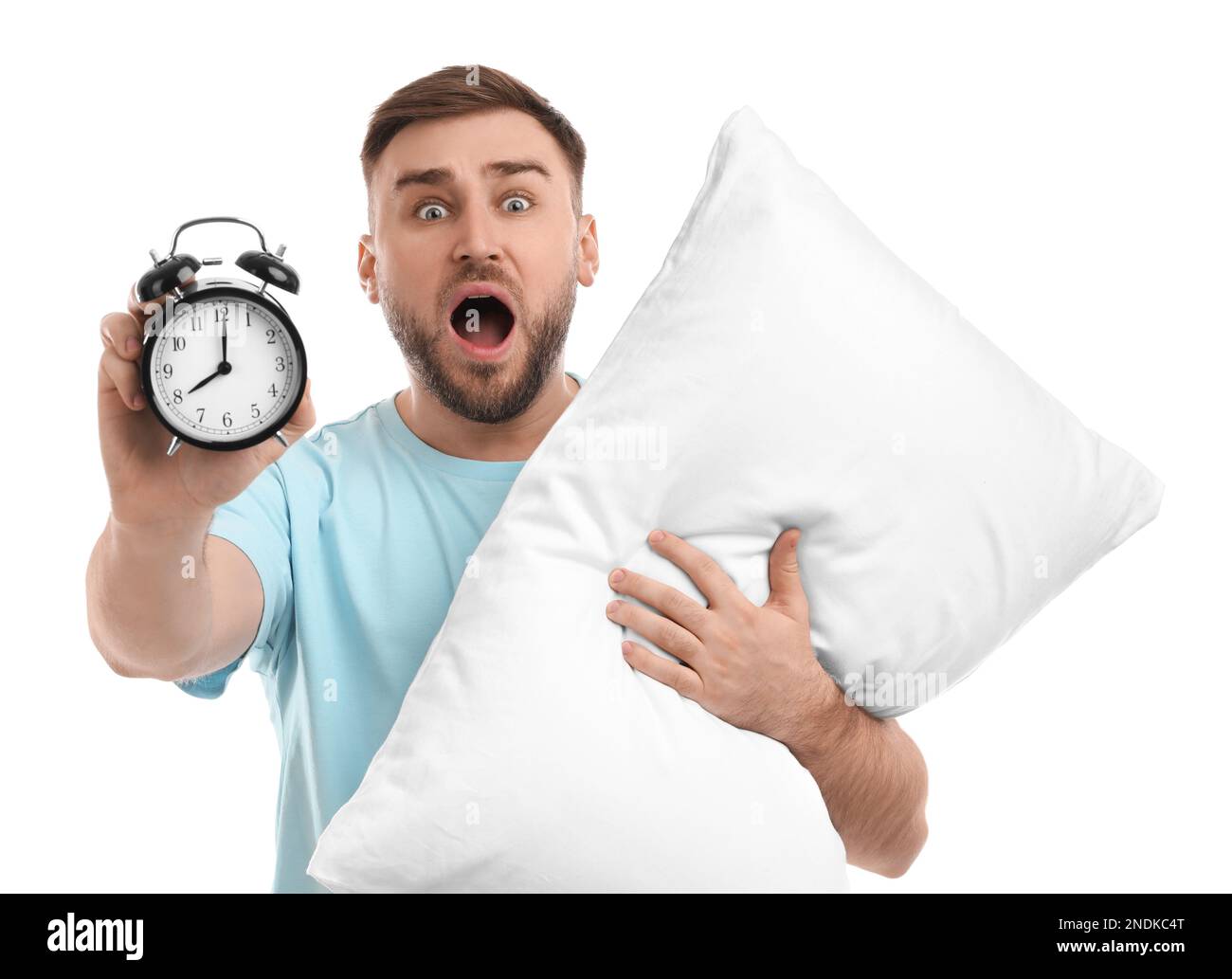 Hombre dormido emocional con despertador y almohada sobre fondo blanco.  Llegar tarde concepto Fotografía de stock - Alamy