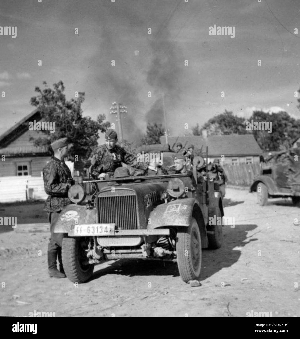 Un vehículo de la 3rd.ª División Panzer SS 'Totenkopf' de las Waffen-SS, en un pueblo capturado en los Estados Bálticos. Foto Bundesarchiv Bild 101III-Wiegand-119-12, Rusia, Männer der SS-Totenkopf-Division mit Pkw.jpg Foto de stock