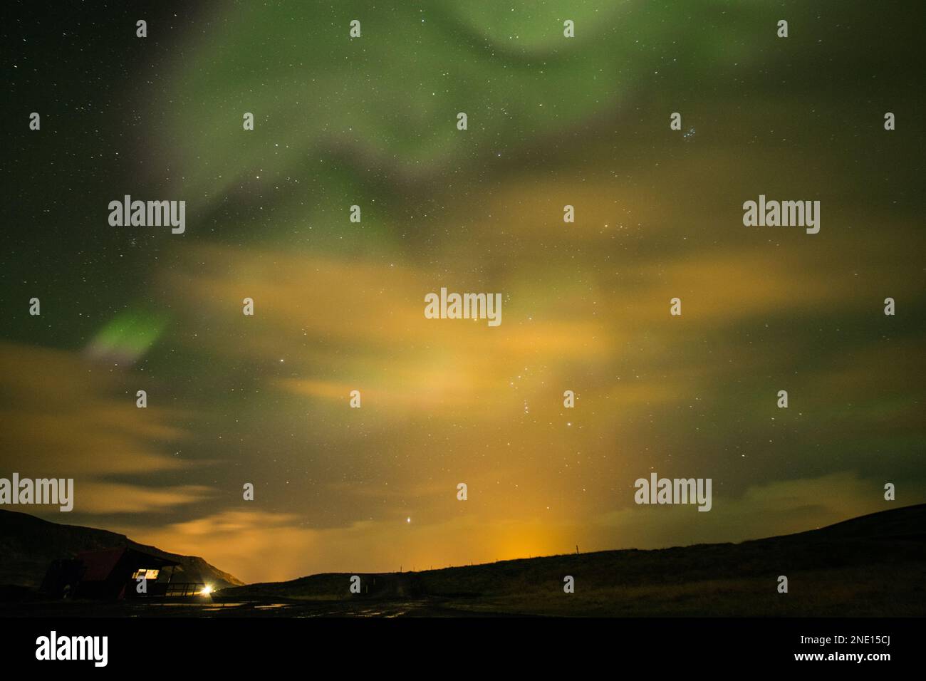 Las impresionantes luces boreales (aurora boreal) sobre las montañas perfectas para fondos de pantalla Fotografía de stock - Alamy Las impresionantes luces boreales (aurora boreal) sobre las montañas perfectas para fondos de pantalla Fotografía de stock - Alamy
