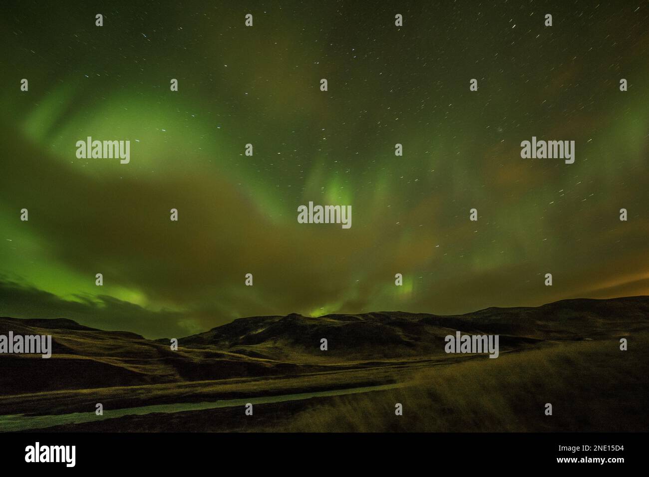 Las impresionantes luces boreales (aurora boreal) sobre las montañas  perfectas para fondos de pantalla Fotografía de stock - Alamy