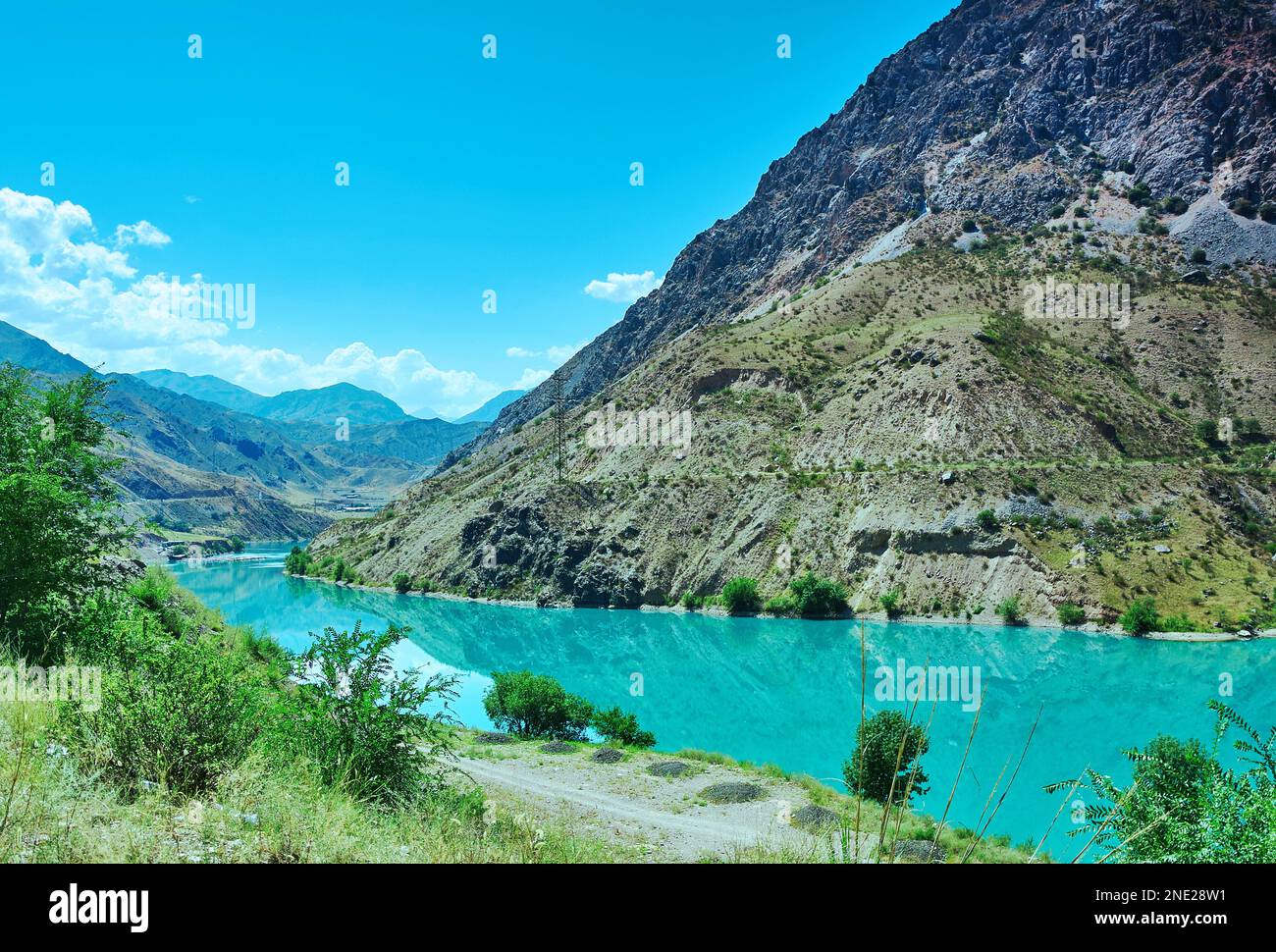 Río Naryn nace en las montañas Tien Shan, en Kirguistán, Asia Central Foto de stock