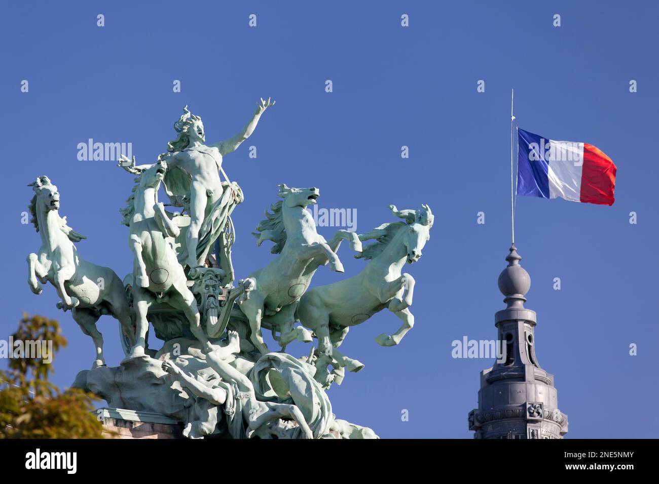 Francia, París, Cobre Quadriga de Georges Recipon en el techo del Grand Palais con bandera nacional francesa. Foto de stock