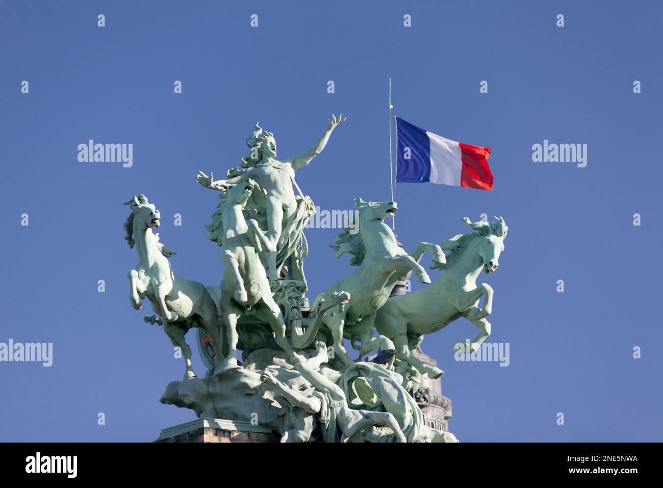 Francia, París, Cobre Quadriga de Georges Recipon en el techo del Grand Palais con bandera nacional francesa. Foto de stock