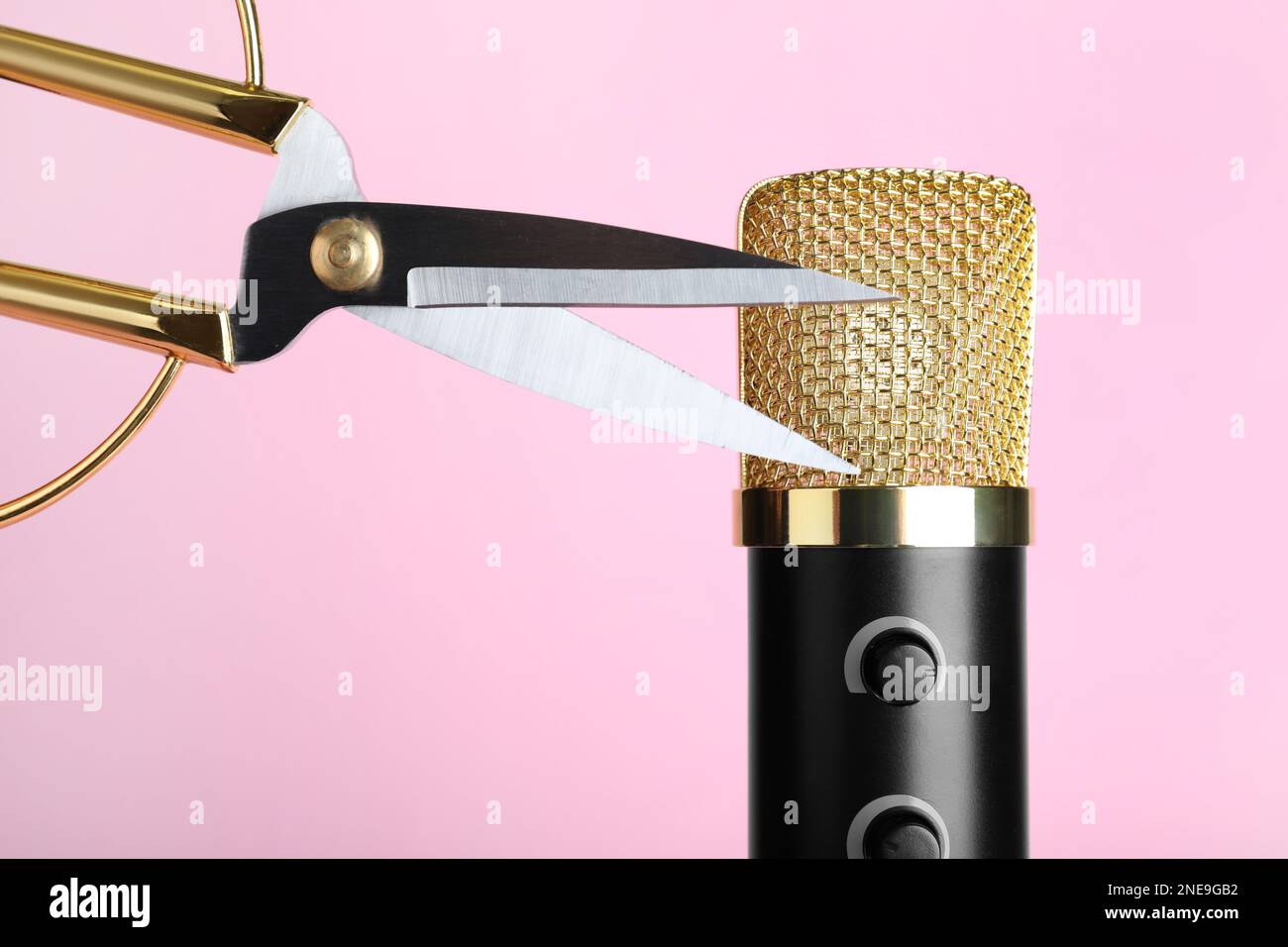 Hacer sonidos ASMR con micrófono y tijeras sobre fondo rosa, primer plano  Fotografía de stock - Alamy