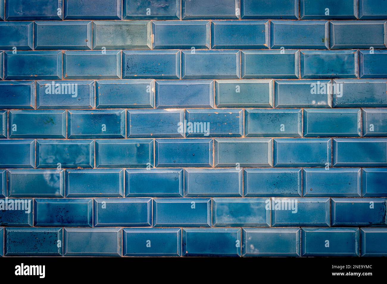 Azulejos de mosaico azul en una pared exterior en Portugal. Foto de stock