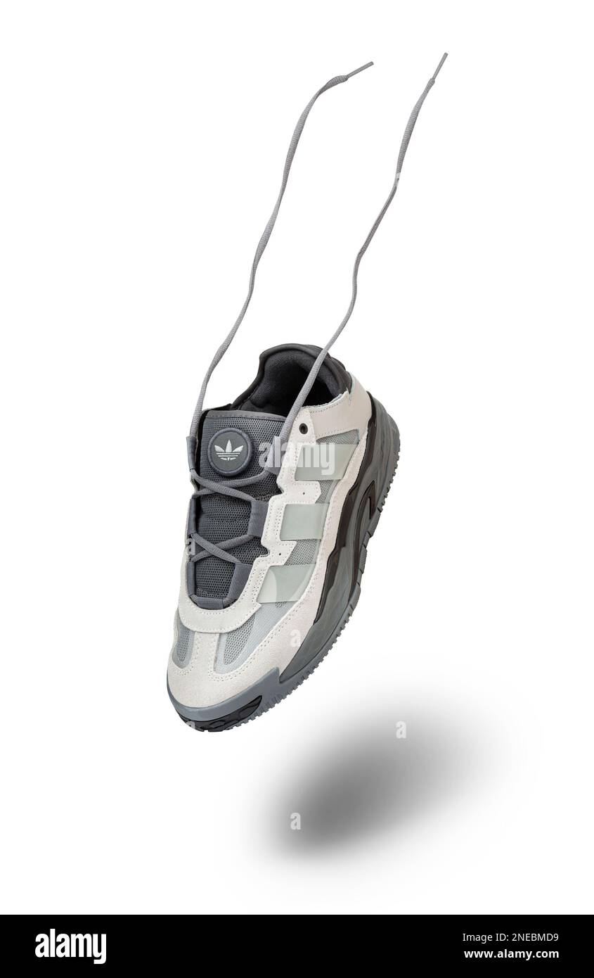 CHISINAU, MOLDAVIA - 12 DE FEBRERO de 2023: Zapatillas Adidas Niteball.  Sneakers de diseño futurista en vuelo aisladas sobre un fondo blanco. Con  recorte p Fotografía de stock - Alamy