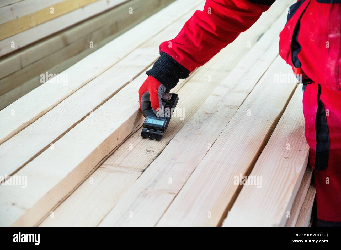 Hombre probando la humedad en una pared con un medidor de humedad  Fotografía de stock - Alamy