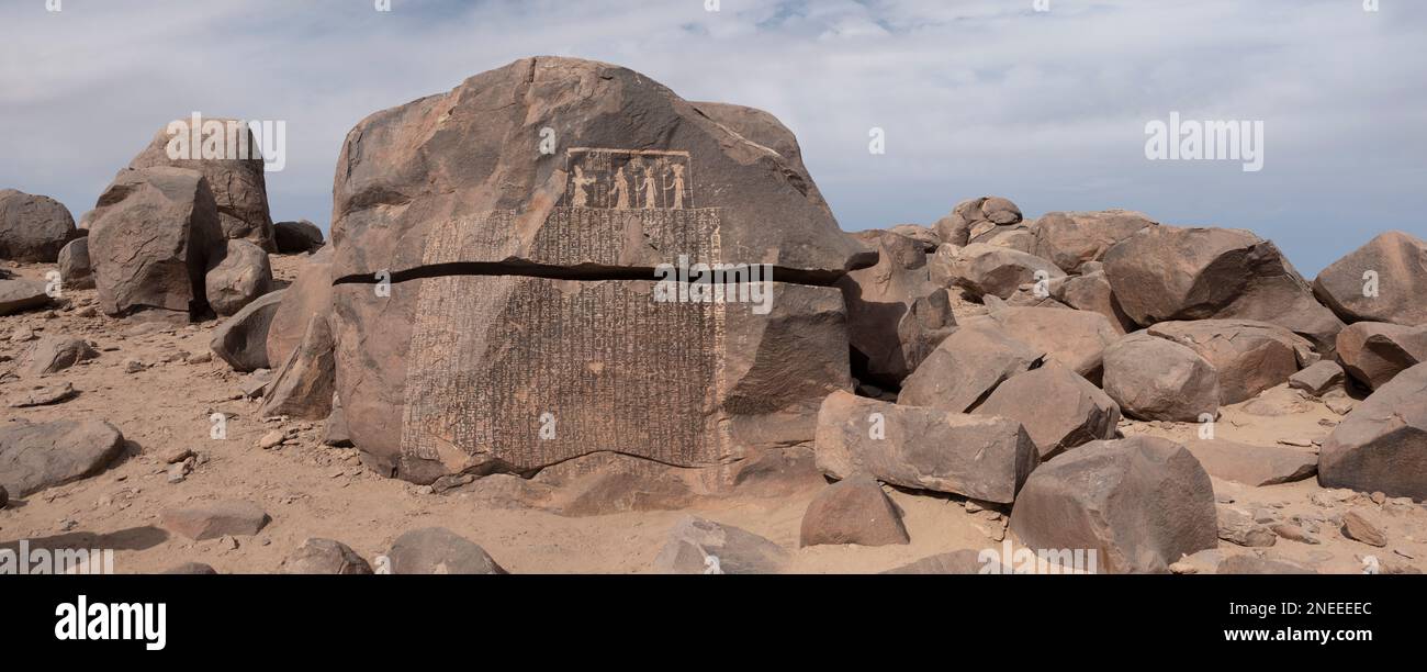 La estela de la hambruna en la isla de Sehel, Asuán, Egipto, con inscripciones ptolemaicas relacionadas con siete años de hambre durante la dinastía 3rd. Foto de stock