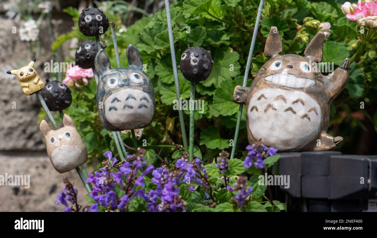 Mini decoraciones de jardín basadas en la película de Anime My Neighbour Totoro en Tokio, Japón. Foto de stock