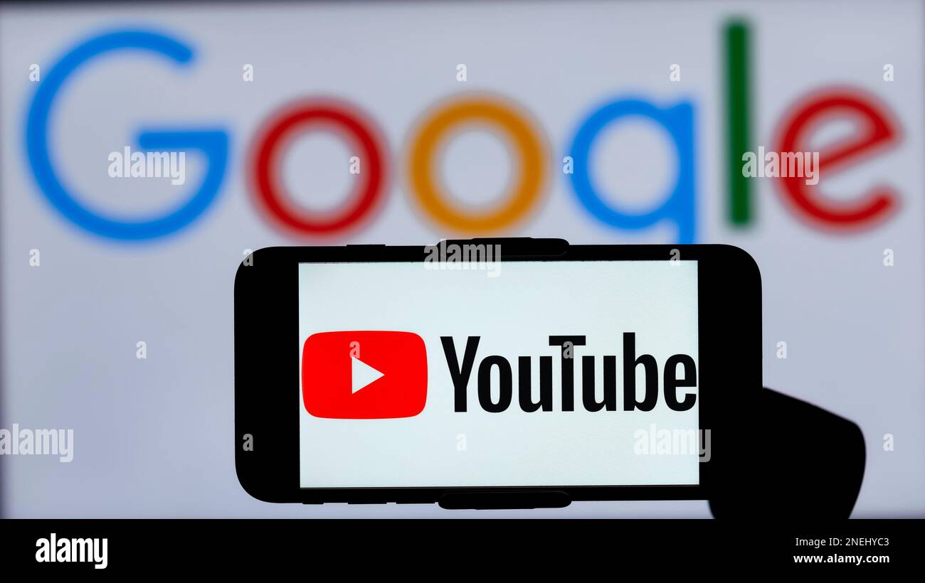 India. 16th de febrero de 2023. En esta ilustración fotográfica, el  logotipo de YouTube se muestra en la pantalla de un teléfono móvil con un  logotipo de Google en el fondo. (Foto
