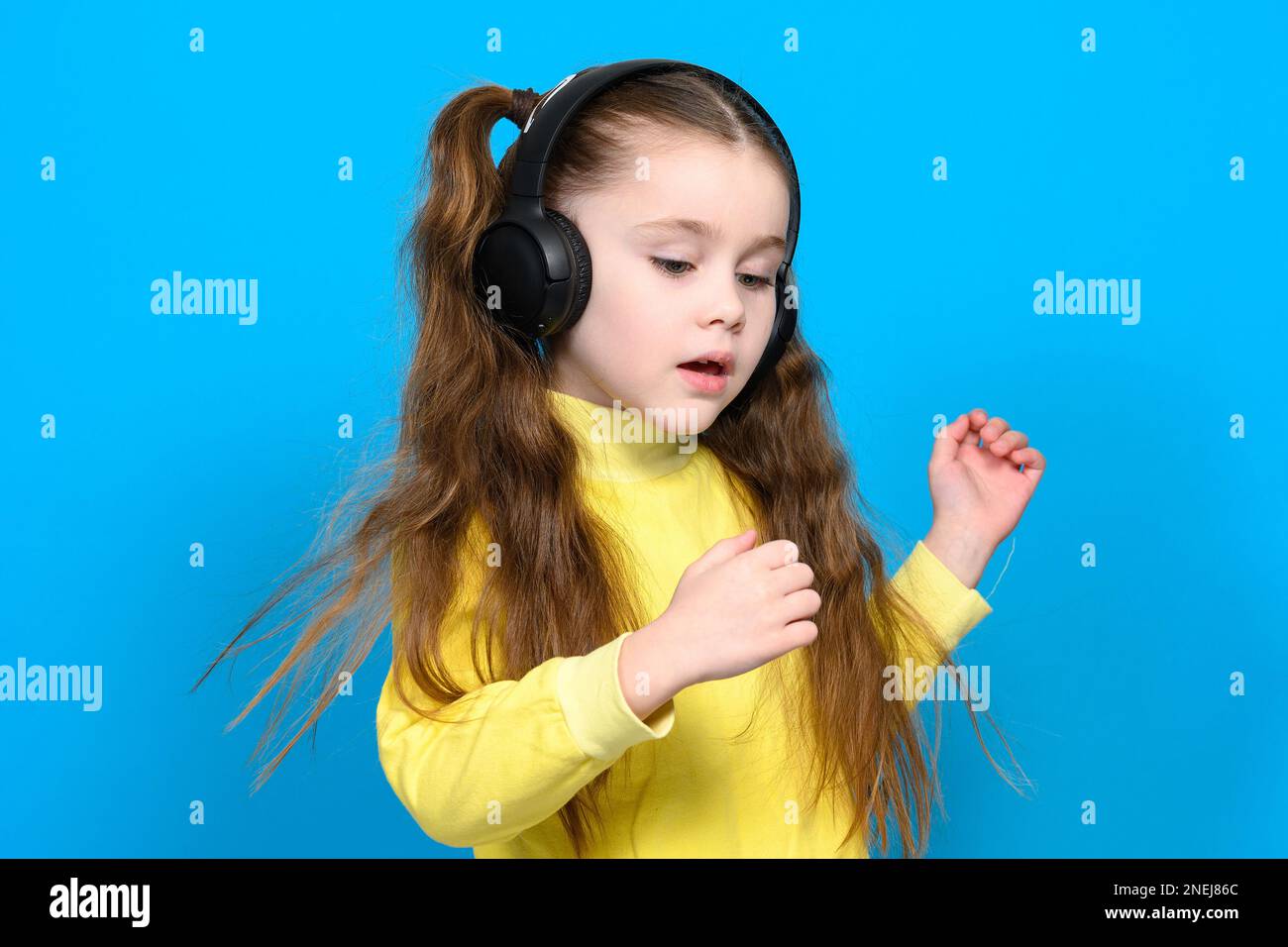 Bebé con auriculares fotografías e imágenes de alta resolución - Alamy