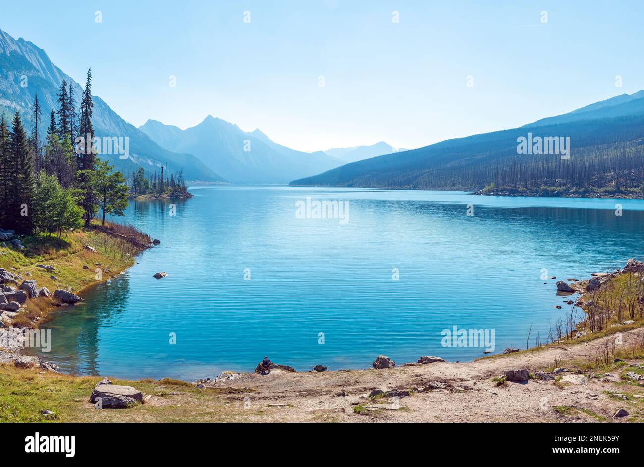 Paisaje del lago de la medicina en verano, parque nacional de Jasper, Canadá. Foto de stock