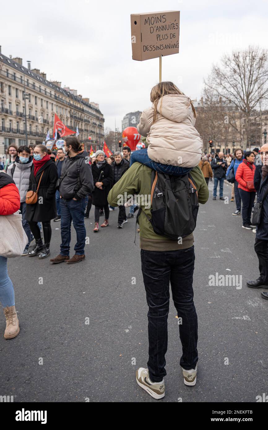 París, Francia - 02 11 2023: Huelga. Manifestación en París contra el proyecto de reforma de las pensiones Foto de stock