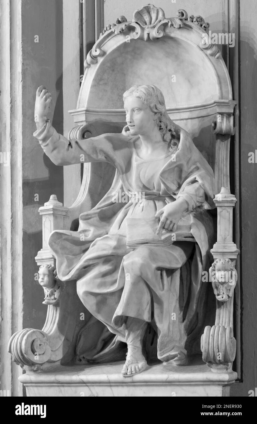 VALENCIA, ESPAÑA - 17 DE FEBRERO de 2022: La estatua de mármol del joven Jesús enseñando en el templo en la iglesia del templo Foto de stock