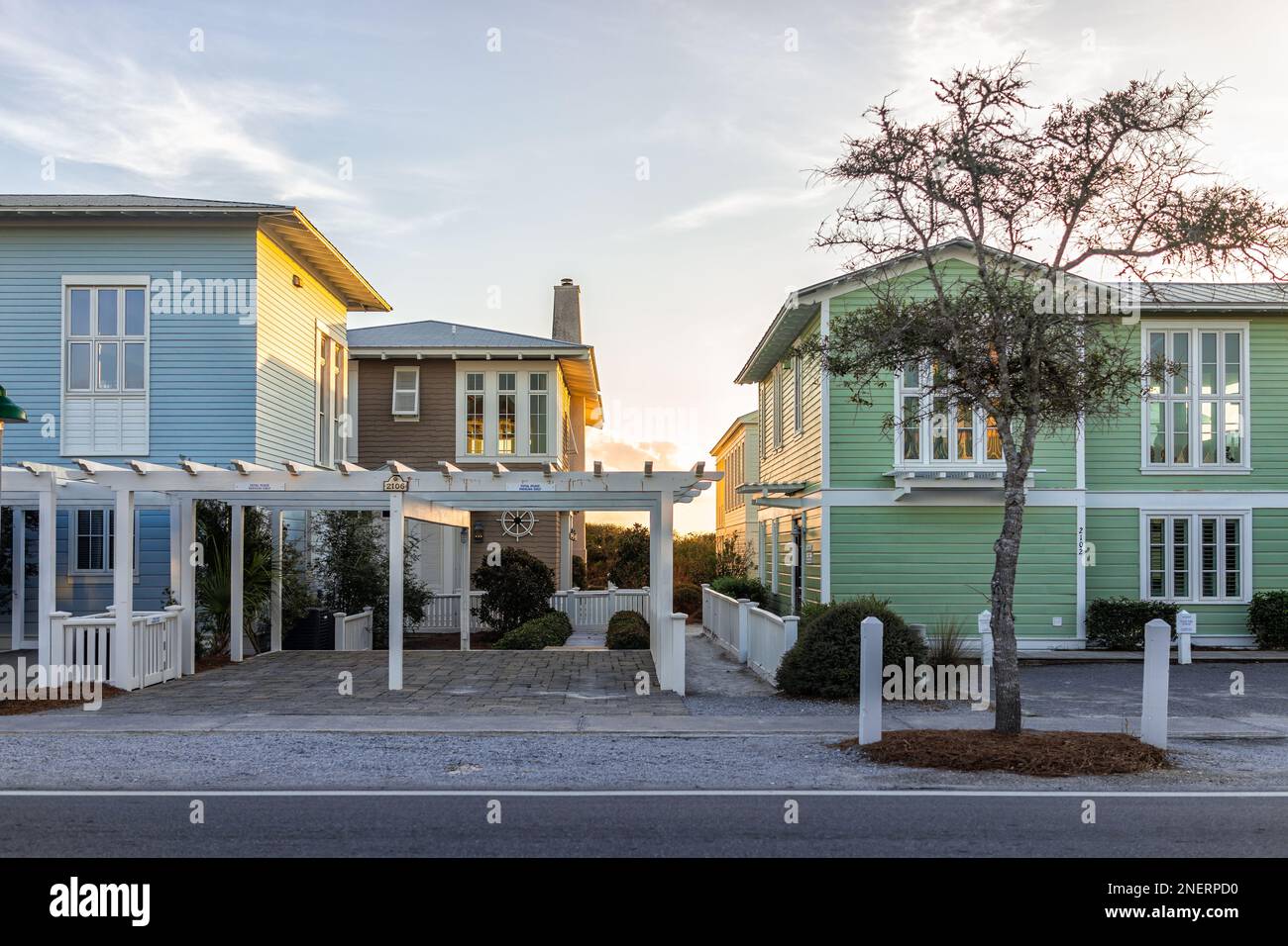 Seaside, EE.UU. - 14 de enero de 2021: Coloridos edificios de playa de madera multicolor en la ciudad de Florida en la costa del golfo de méxico al atardecer y nadie Foto de stock